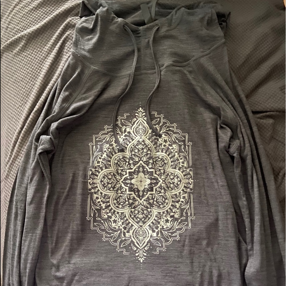 Thin pullover sweatshirt